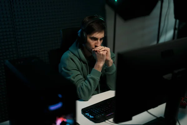 Jogador Cybersport Masculino Concentrado Usando Fone Ouvido Jogando Videogame Tendo — Fotografia de Stock