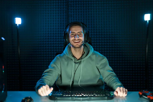 Uśmiechnięty Młody Mężczyzna Gracz Cybersport Bluzie Słuchawki Pomocą Klawiatury Myszy — Zdjęcie stockowe