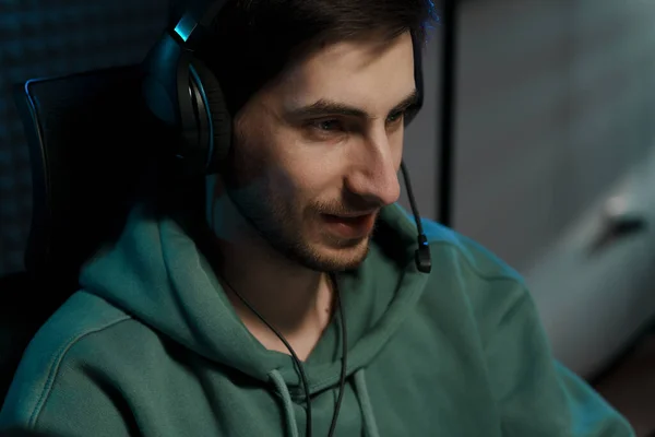 Νέοι Επικεντρώθηκε Αρσενικό Gamer Cybersport Φορώντας Κουκούλα Στα Ακουστικά Μικρόφωνο — Φωτογραφία Αρχείου