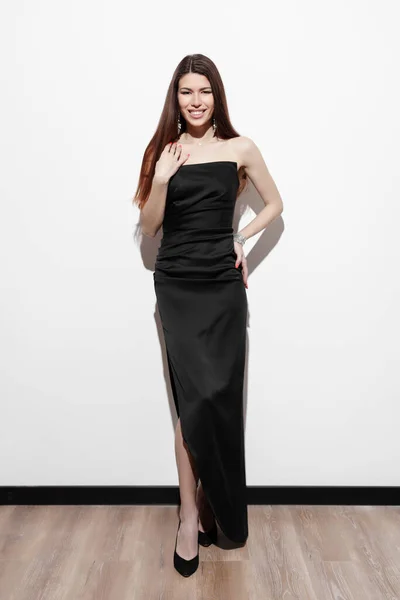 Corpo Inteiro Confiante Sorridente Jovem Modelo Feminino Elegante Vestido Preto — Fotografia de Stock