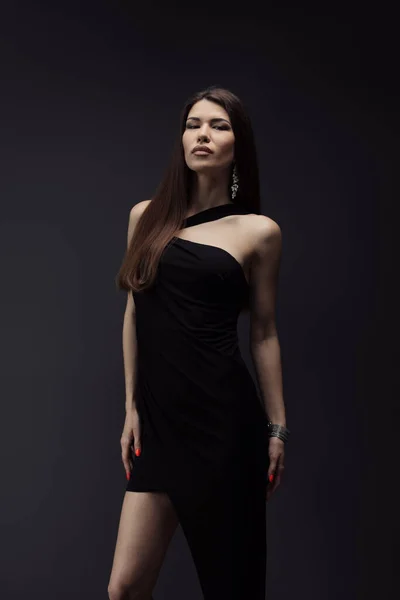 Αισθησιακό Νεαρό Θηλυκό Κομψό Μαύρο Φόρεμα Στέκεται Στο Στούντιο Και — Φωτογραφία Αρχείου