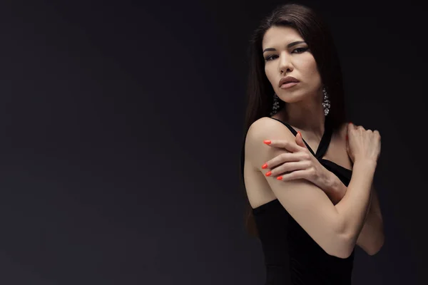 Modelo Feminino Jovem Com Cabelo Escuro Maquiagem Tocando Ombro Enquanto — Fotografia de Stock