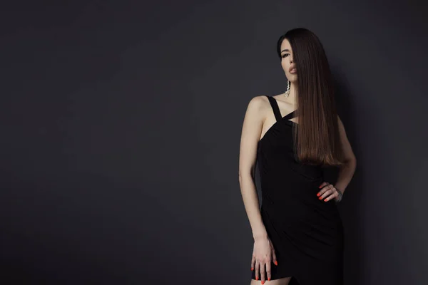 Schlankes Junges Weibliches Model Schwarzem Kleid Und Langen Dunklen Glatten — Stockfoto