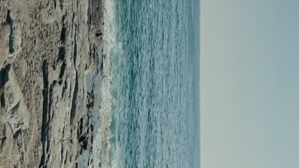 Ondas Movimento Lento Salpicando Costa Rochosa Mar Mediterrâneo Vídeo Vertical — Vídeo de Stock