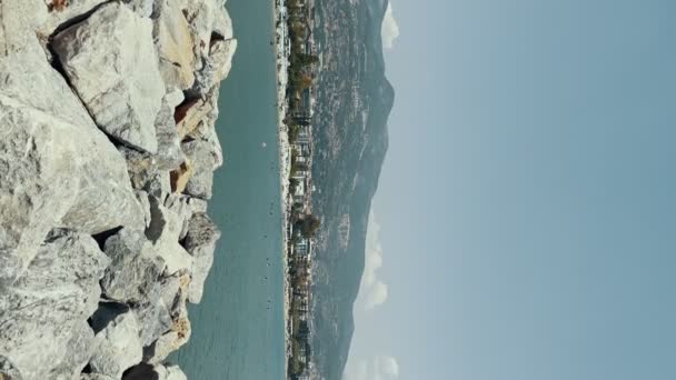 息をのむビーチ 澄んだ空 静かなシーン 岩の海岸 地中海 垂直ビデオ — ストック動画