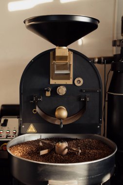 Modern endüstriyel fabrikada kahve çekirdeklerini kızartıp karıştıran profesyonel bir makine.