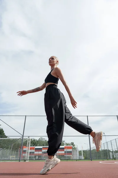Eine Blonde Frau Mit Kurzhaarschnitt Zeigt Ihre Beweglichkeit Und Fitness — Stockfoto