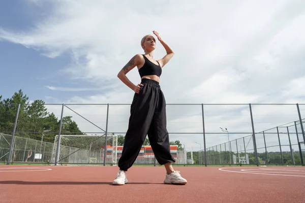 Ein Foto Eines Blonden Fitness Models Mit Kurzhaarschnitt Das Selbstbewusst — Stockfoto