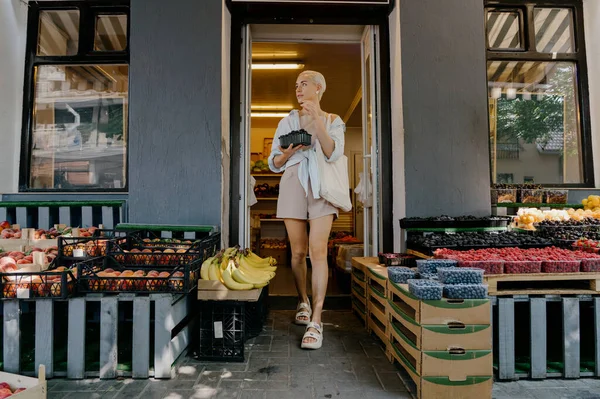 Kobieta Kupująca Sklepie Który Oferuje Zdrową Żywność Sklep Posiada Wiele — Zdjęcie stockowe
