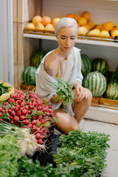 Młoda Kobieta Trzymająca Kupę Zieleni Blond Włosy Tatuaż Ramieniu Rynku — Zdjęcie stockowe