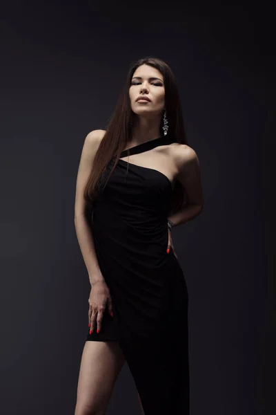 Een Prachtig Model Poseert Een Asymmetrische Zwarte Jurk Haar Rode — Stockfoto