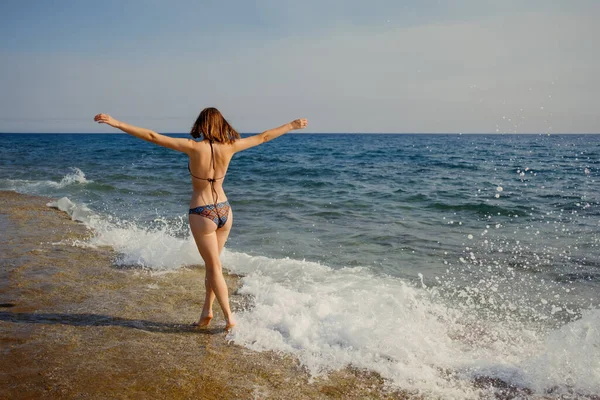 腕が広く開いた女性としての静かなシーンは 海の抱擁を歓迎します — ストック写真