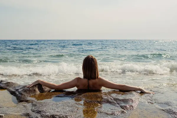若い女性は海の静かなビーチバケーションを楽しんでいます — ストック写真