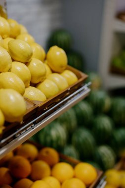 Yerel bir markette düzgün bir şekilde düzenlenmiş taze limon sergisi.