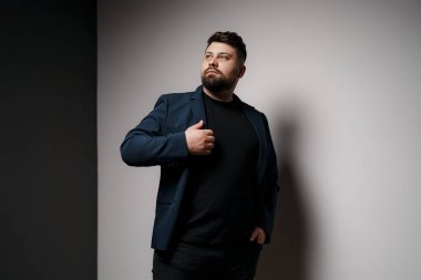 Donanma ceketli kararlı görünümlü bir adam mesafeye bakar, özgüven ve hırs saçar.