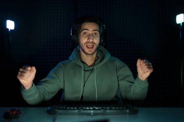 Kollarını kaldırmış coşkulu bir oyuncu oyun sezonunun galibiyetini kutluyor.