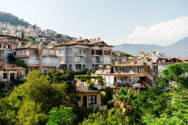 在地中海山坡上的绿树成荫的一串串多层住宅 — 图库照片