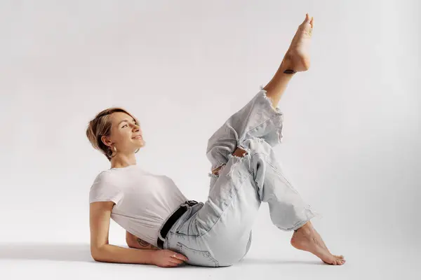 Junge Frau Verspielter Pose Bein Die Luft Streckend Weißes Shirt — Stockfoto