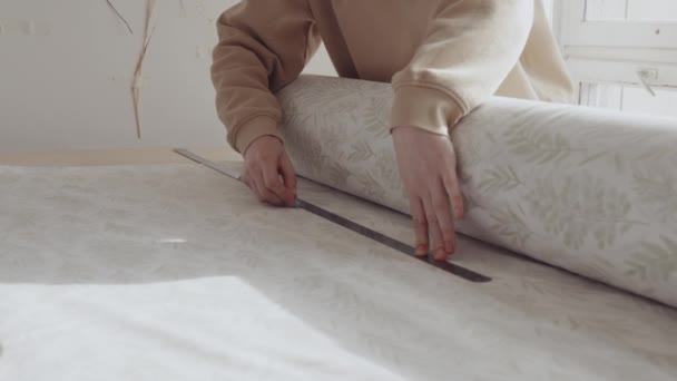 Gros Plan Des Mains Féminines Mesurant Tissu Avec Une Règle — Video