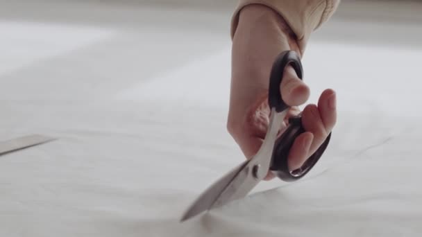 ワークショップでハサミが付いている女性の継ぎ目が無い切断の織物の詳細なビュー — ストック動画