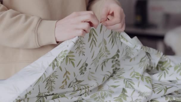 Focada Mulher Artesanal Costurar Mão Tecido Folha Modelado Estúdio Costura — Vídeo de Stock
