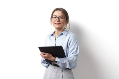 Tabletli profesyonel kadın iş elbisesi giyiyor, kendine güveni tam..