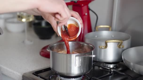 Ein Individuum Gießt Sauce Einen Kochtopf Und Fertig Ist Eine — Stockvideo