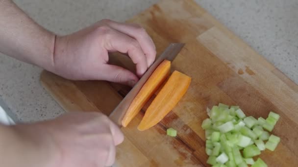 Primer Plano Las Manos Rebanando Zanahorias Una Tabla Cortar Madera — Vídeo de stock
