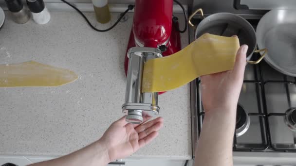 Närbild Händer Med Hjälp Pasta Maker Att Tunna Deg Ett — Stockvideo