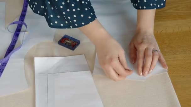 Händerna Professionell Sömmerska Skickligt Fästa Ett Pappersmönster Beige Tyg Redo — Stockvideo