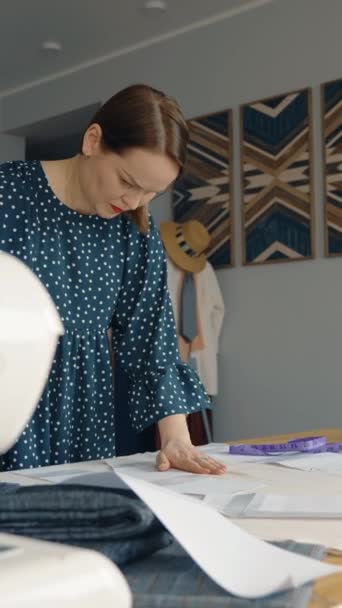Skoncentrowany Projektant Mody Sukience Kropki Badając Wzory Tkaniny Swoim Studio — Wideo stockowe