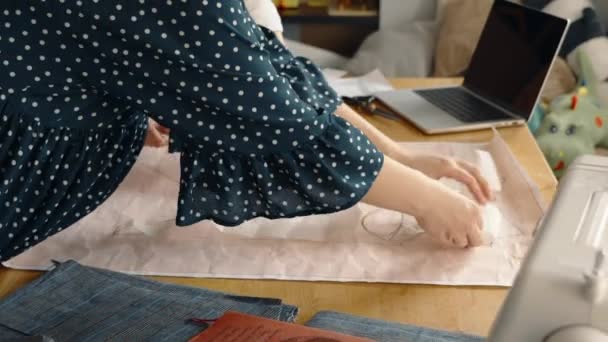 Moda Tasarımcılarının Elleri Malzeme Aletlerle Çevrili Yaratıcı Bir Dikiş Atölyesinde — Stok video