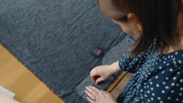 ファブリックに焦点を当てた女性ピンパターンピース 木製縫製テーブルに衣服を合わせる準備 — ストック動画