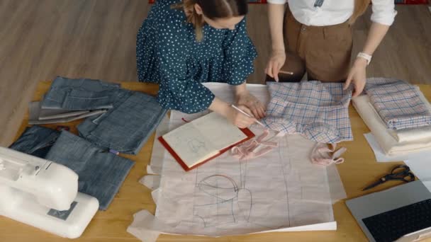 Dois Designers Moda Trabalhando Juntos Escolhendo Tecidos Padrões Para Uma — Vídeo de Stock