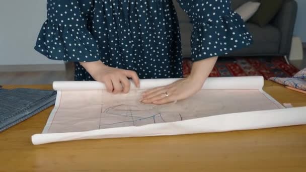 Kağıt Desenli Kumaşla Sarılmış Bir Kadın Terzinin Yakın Çekimi Terzilik — Stok video