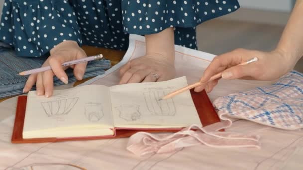 Close Designer Moda Mãos Como Eles Esboçam Desenhos Roupas Caderno — Vídeo de Stock