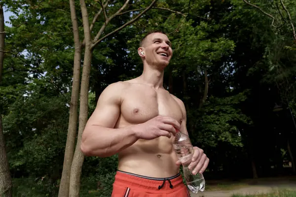Atleta Masculino Forma Sin Camisa Toma Descanso Para Hidratarse Con Imagen De Stock