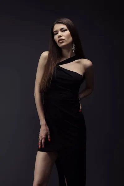 Μια Κομψή Γυναίκα Στέκεται Όρθια Σκούρο Φόντο Φορώντας Ένα Κομψό Φωτογραφία Αρχείου