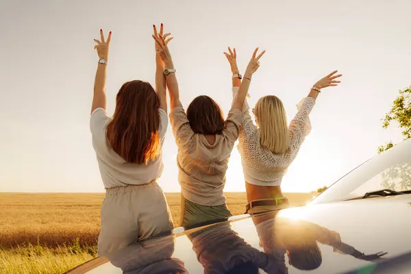 Τρεις Χαρούμενες Γυναίκες Σηκώνουν Χέρια Τους Για Γιορτάσουν Την Ελευθερία Royalty Free Φωτογραφίες Αρχείου
