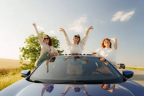 Τρεις Ευτυχισμένες Γυναίκες Σηκωμένα Χέρια Γιορτάζουν Την Ελευθερία Τους Ένα Εικόνα Αρχείου