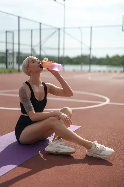 Genç Bir Atletik Kadın Spor Faaliyetlerine Ara Veriyor Mor Yoga Stok Resim