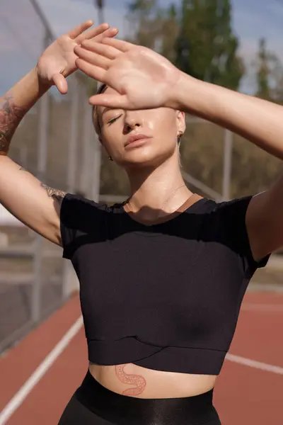 Une Jeune Femme Athlétique Utilise Ses Mains Pour Bloquer Forte Images De Stock Libres De Droits