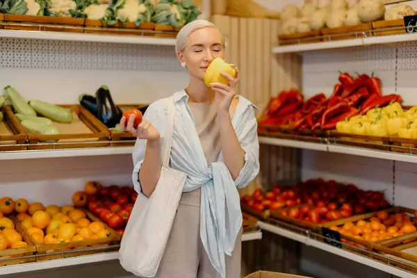 Una Mujer Joven Selecciona Verduras Frescas Una Tienda Comestibles Local Imágenes De Stock Sin Royalties Gratis