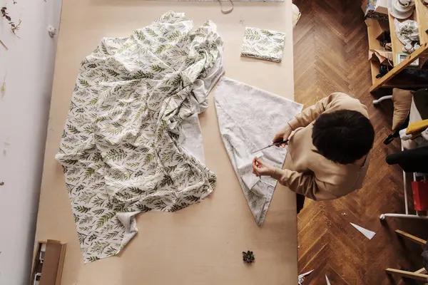 Вид Воздуха Женскую Ткань Пошива Уютной Швейной Мастерской Стоковое Фото