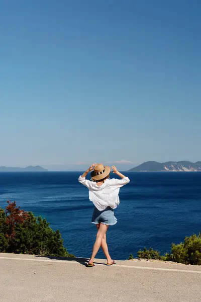 Vista Trasera Una Mujer Relajada Con Sombrero Mirando Océano Sintiendo Fotos de stock libres de derechos