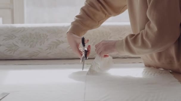 Eine Engagierte Kunsthandwerkerin Schneidet Textilien Präzise Auf Einem Tisch Einem — Stockvideo
