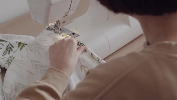 Femme Focalisée Couture Avec Machine Dans Atelier Maison Bien Éclairé — Video