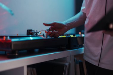 Canlı bir partide müzik çalan bir DJ 'in pikabın üzerindeki eli yakın plan..
