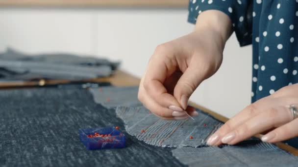 Gros Plan Artisan Mains Épingler Méticuleusement Tissu Sur Une Table — Video