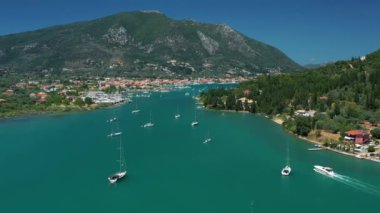 Sersemletici hava manzarası turkuaz sulara demirlemiş yelkenli tekneleriyle sakin bir sahil kasabasını sergiliyor..